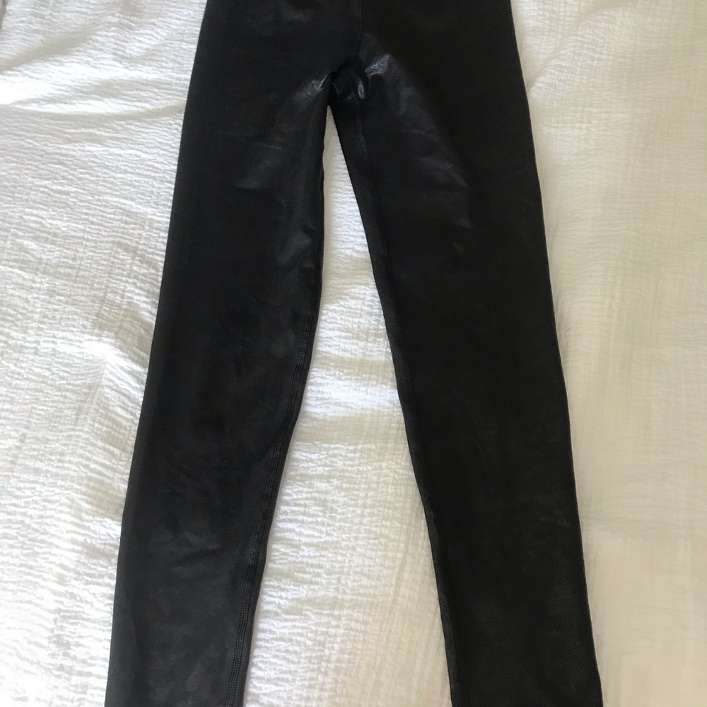 Women’s Shiny Black Aerie leggings